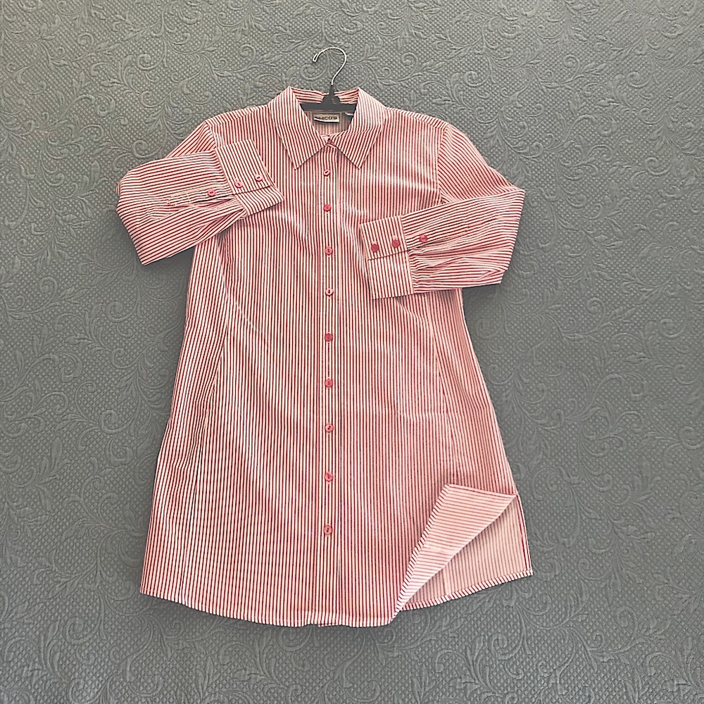 Chico’s women’s button front, collared, tunic length cotton shirt.